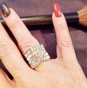 Extraordinary swirl ring